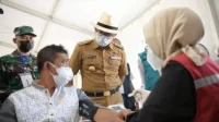 Ridwan-Kamil-Tinjau-Gerakan-Vaksinasi-COVID-19-Wantannas-RI-696x462