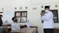 Tinjau-PTM-di-Tasikmalaya-Wagub-Jabar-Pastikan-Prokes-Diterapkan-dengan-Ketat-696x462