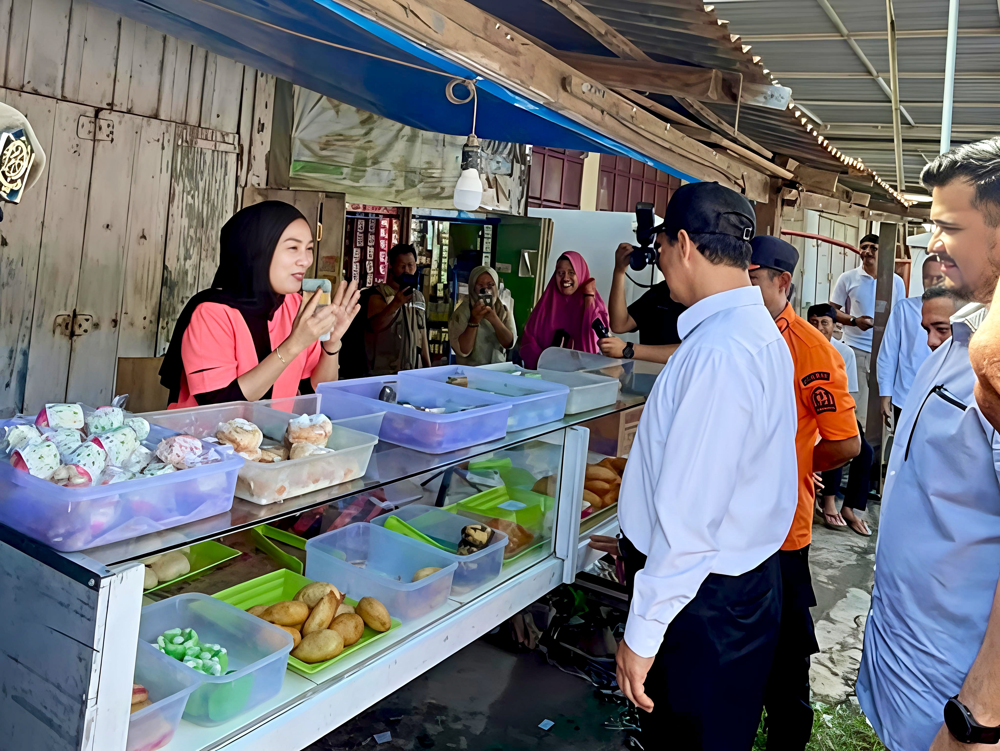Mentan RI dan Anggota DPR RI Sumbang Rp500 Juta untuk Korban Banjir di Bone