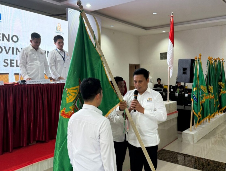 20260613_161737 Ketua Umum Kadin Sulsel, Andi Iwan Darmawan Aras saat menerima bendera Kadin